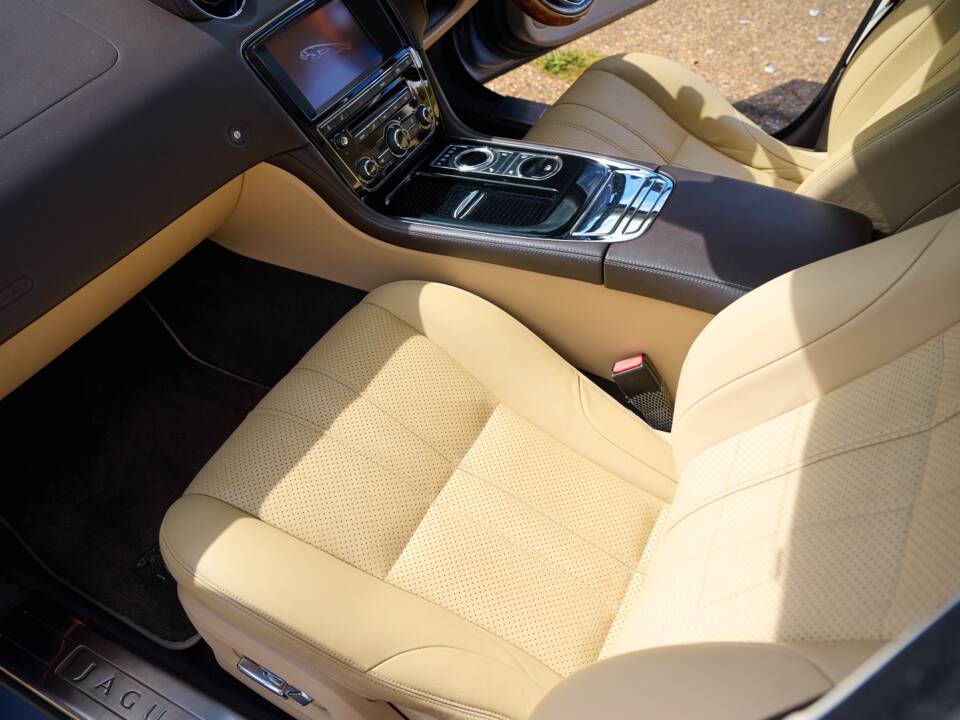 Bild 21/50 von Jaguar XJ 5.0 (2010)