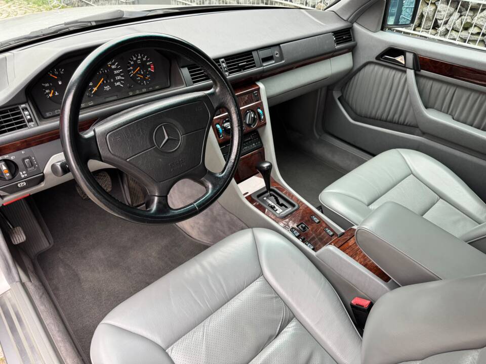 Imagen 19/100 de Mercedes-Benz 300 CE (1992)