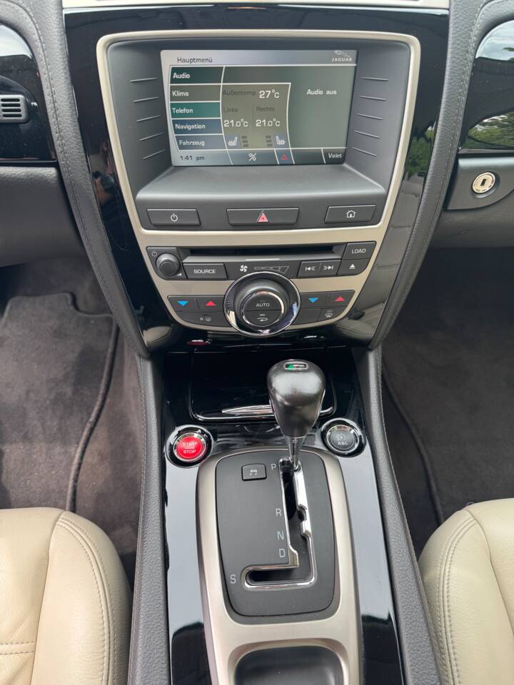 Image 32/49 of Jaguar XKR (2007)