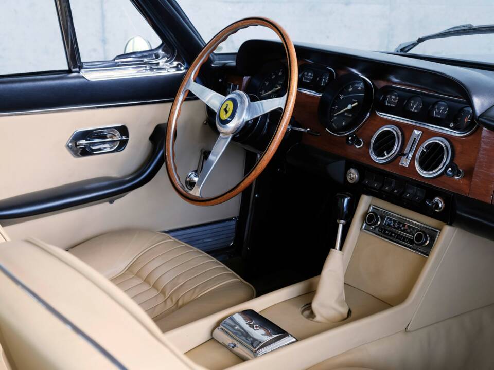 Image 33/50 of Ferrari 330 GT 2+2 (1964)