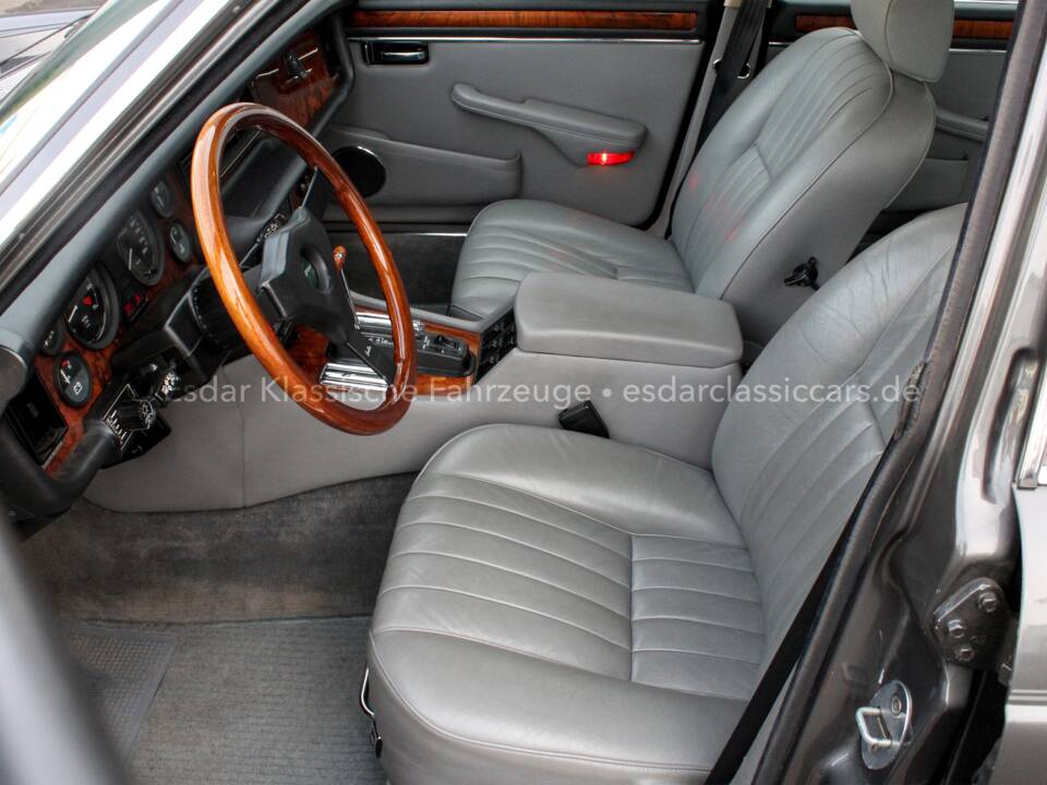 Immagine 7/46 di Jaguar XJ 12 (1986)