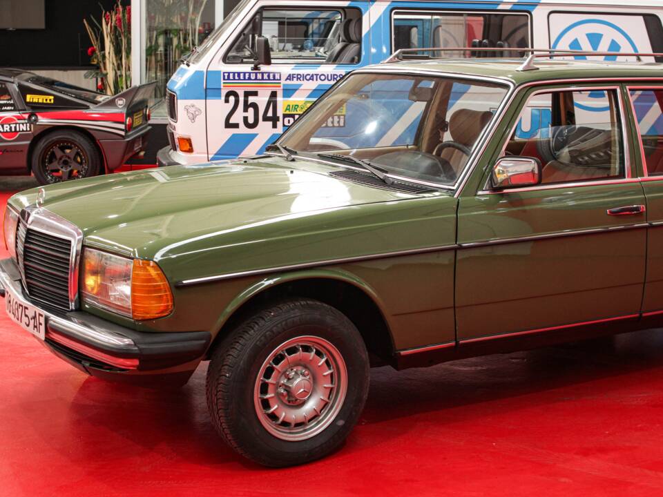 Bild 4/54 von Mercedes-Benz 250 T (1979)