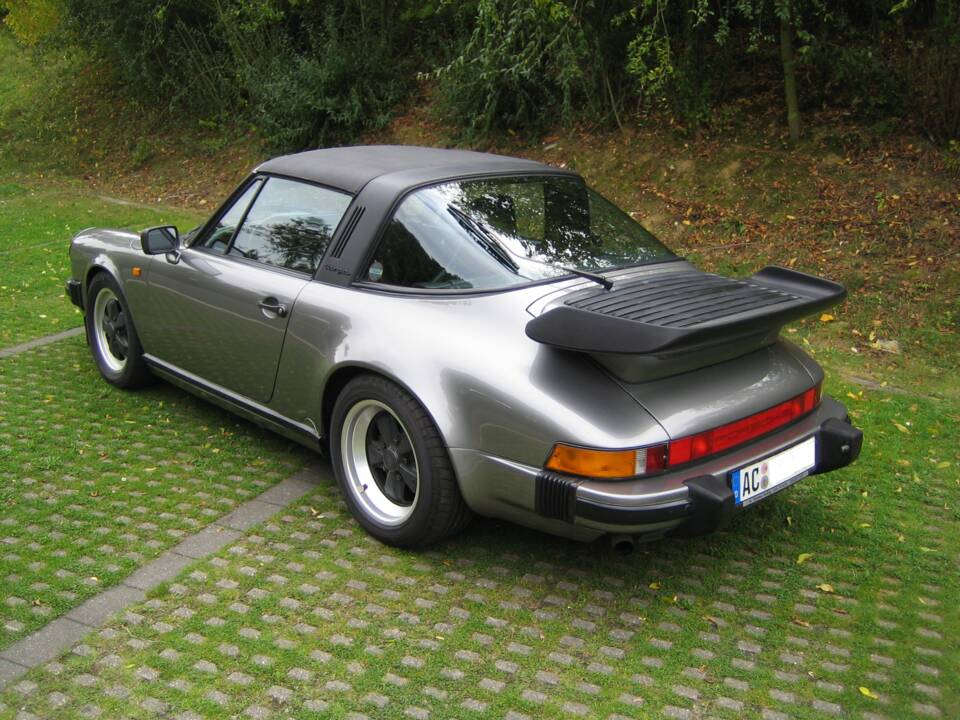 Image 2/7 of Porsche 911 Carrera 3.2 (1989)