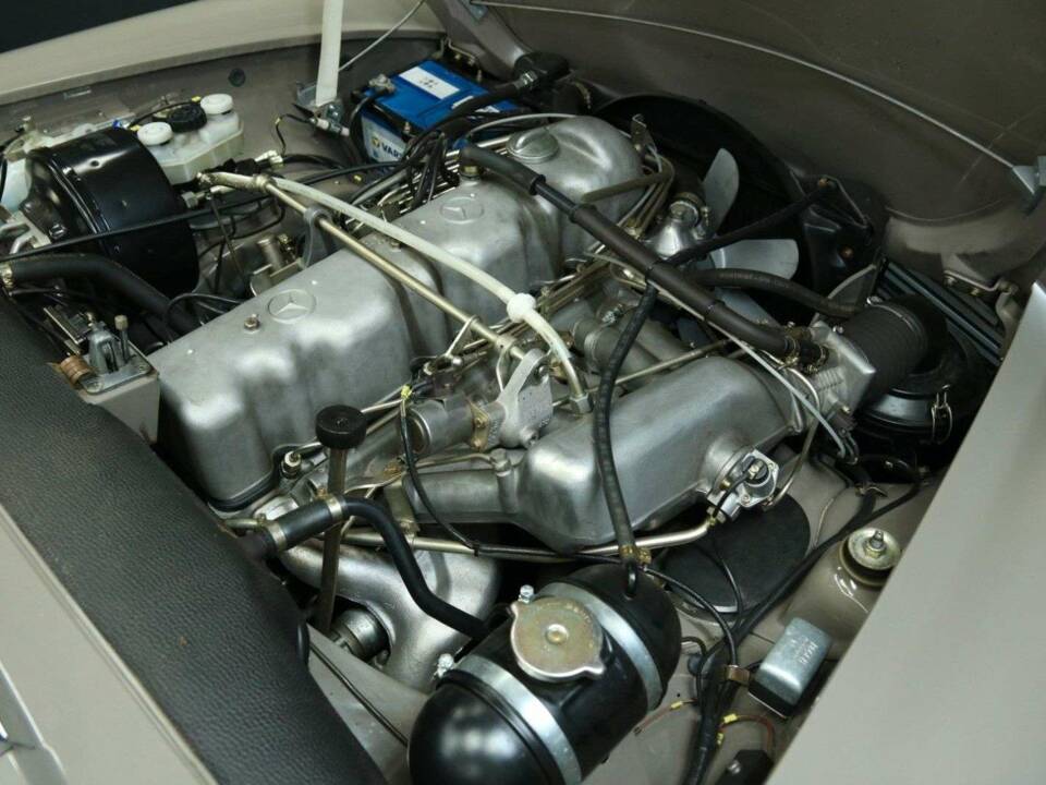 Image 36/50 de Mercedes-Benz 280 SL (1970)