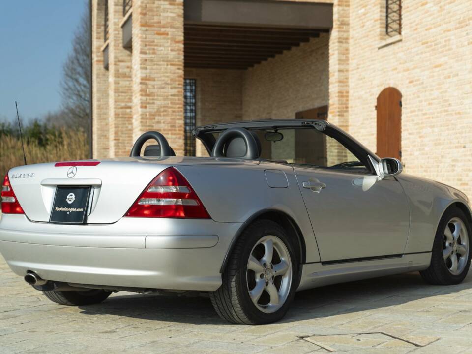 Image 7/48 of Mercedes-Benz SLK 320 (2001)