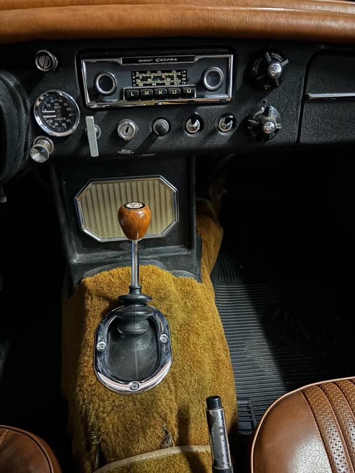 Image 13/28 de MG MGB GT (1966)