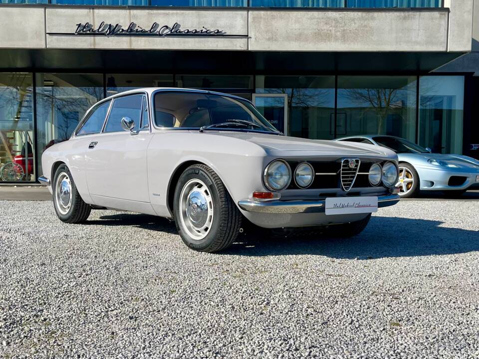 Image 32/47 de Alfa Romeo 1750 GT Veloce (1968)