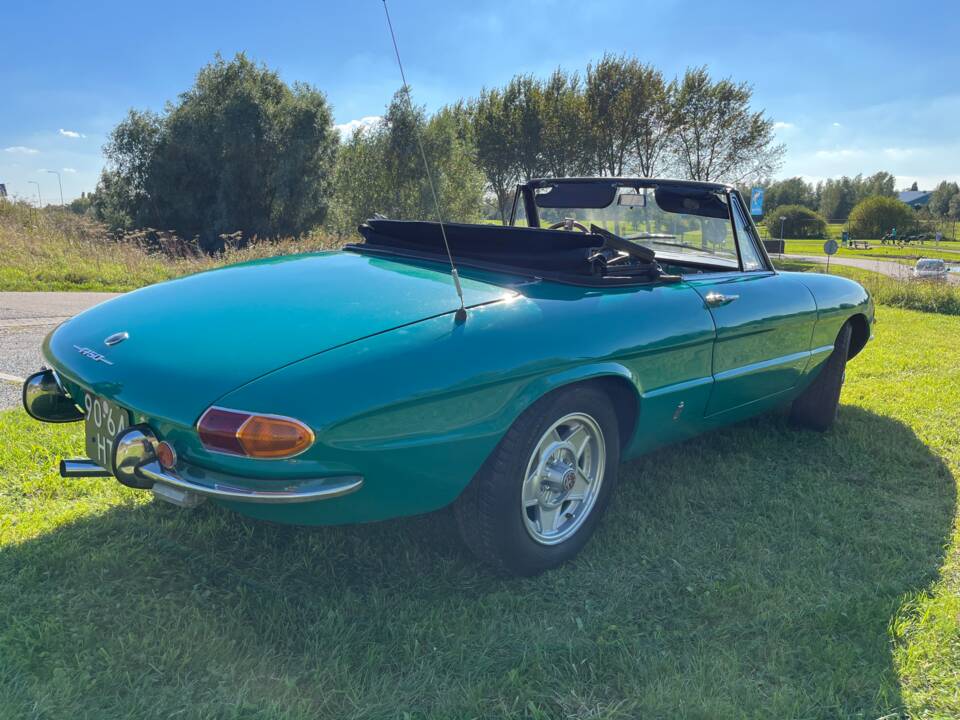 Image 18/91 of Alfa Romeo 1750 Spider Veloce (1969)