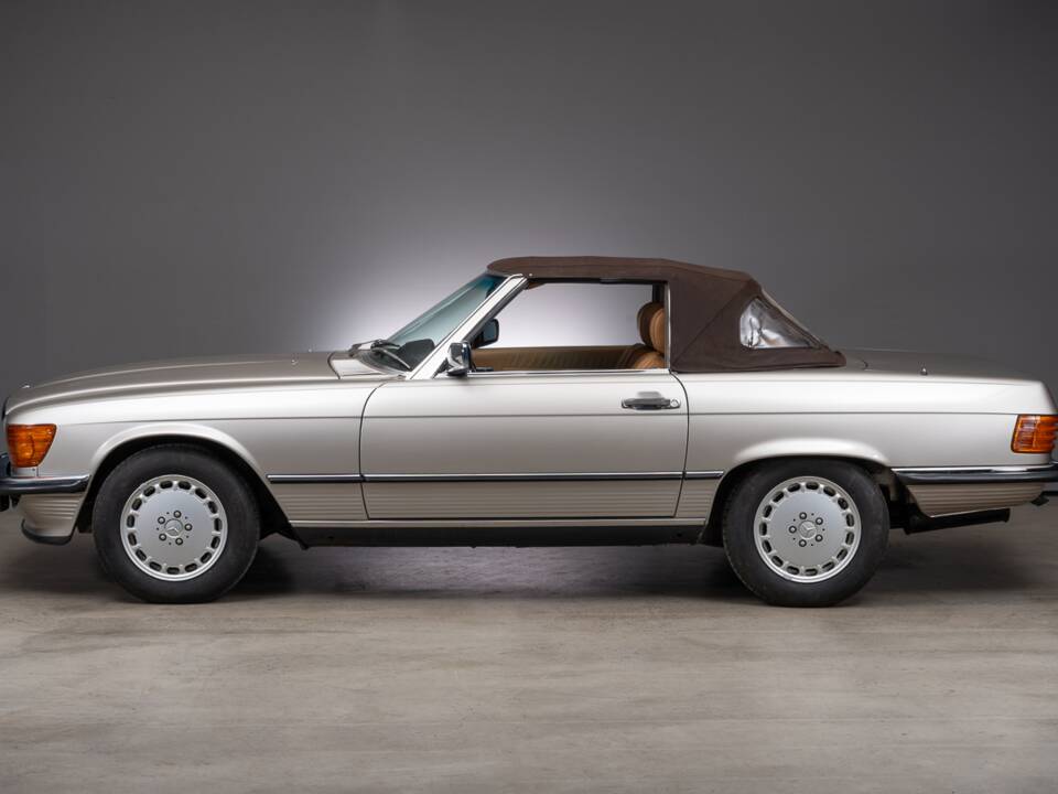 Bild 6/23 von Mercedes-Benz 560 SL (1987)