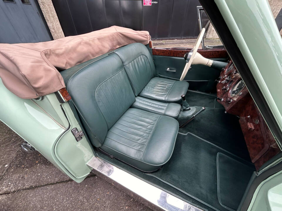 Image 18/24 of Jaguar XK 120 DHC (1953)