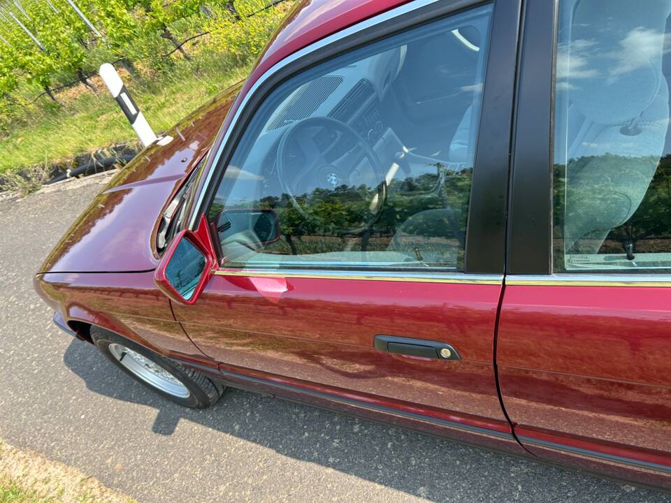 Image 22/51 of BMW 535i (1991)
