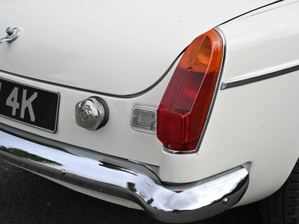 Image 33/50 of MG MGB (1972)