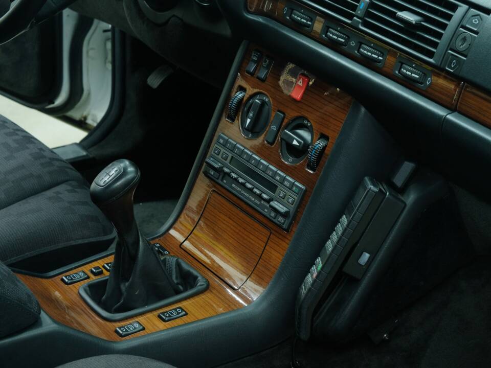 Bild 28/50 von Mercedes-Benz 300 SE (1992)