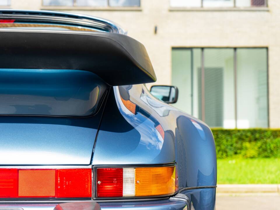 Image 16/33 of Porsche 911 Turbo 3.3 (1988)