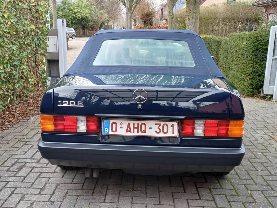 Image 8/8 of Mercedes-Benz 190 E (1987)