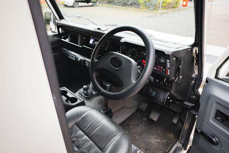 Image 2/41 of Land Rover Defender 90 "50th Anniversary" (1999)