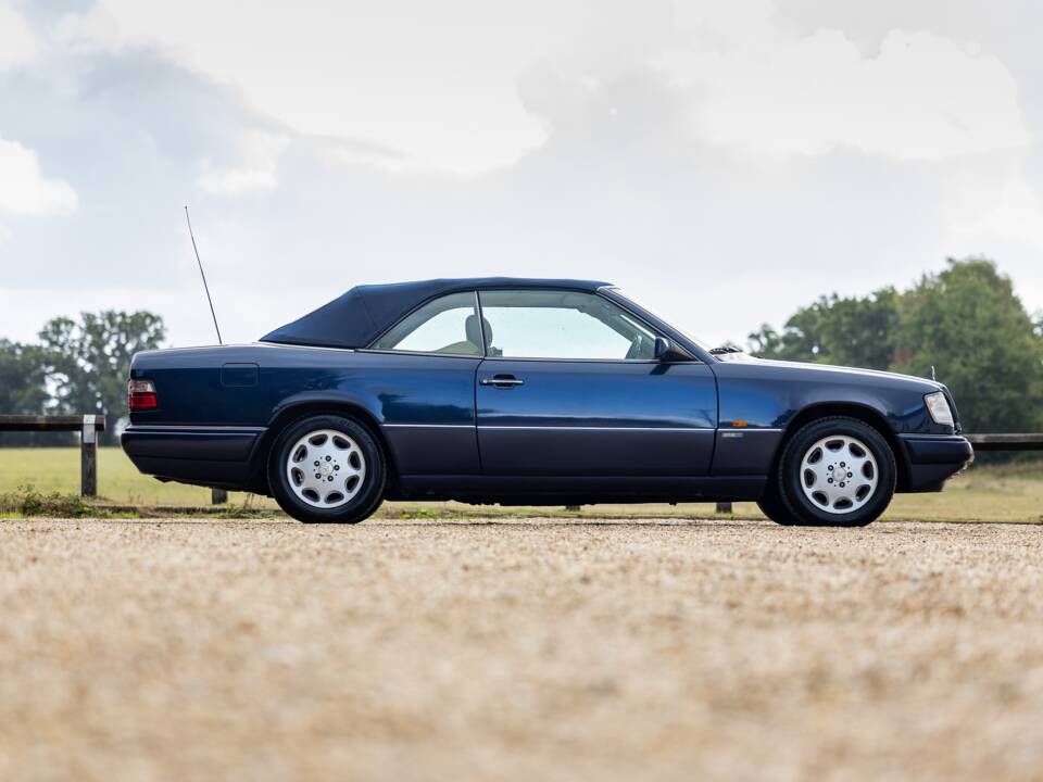Bild 19/46 von Mercedes-Benz E 320 (1994)
