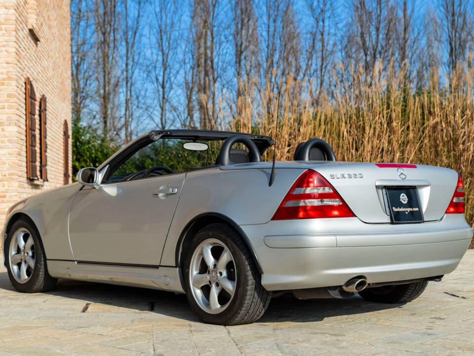 Image 7/48 of Mercedes-Benz SLK 320 (2001)