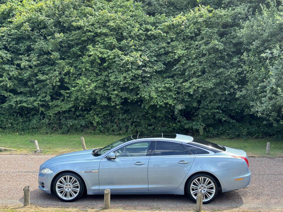 Image 33/50 of Jaguar XJ 5.0 (2011)
