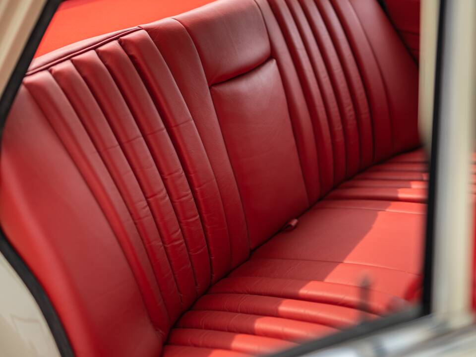 Image 39/42 of Mercedes-Benz 220 SE b (1965)