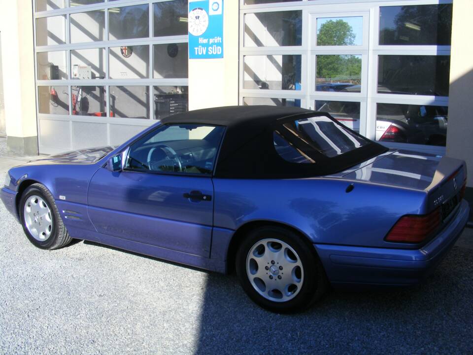 Immagine 23/39 di Mercedes-Benz SL 320 (1997)