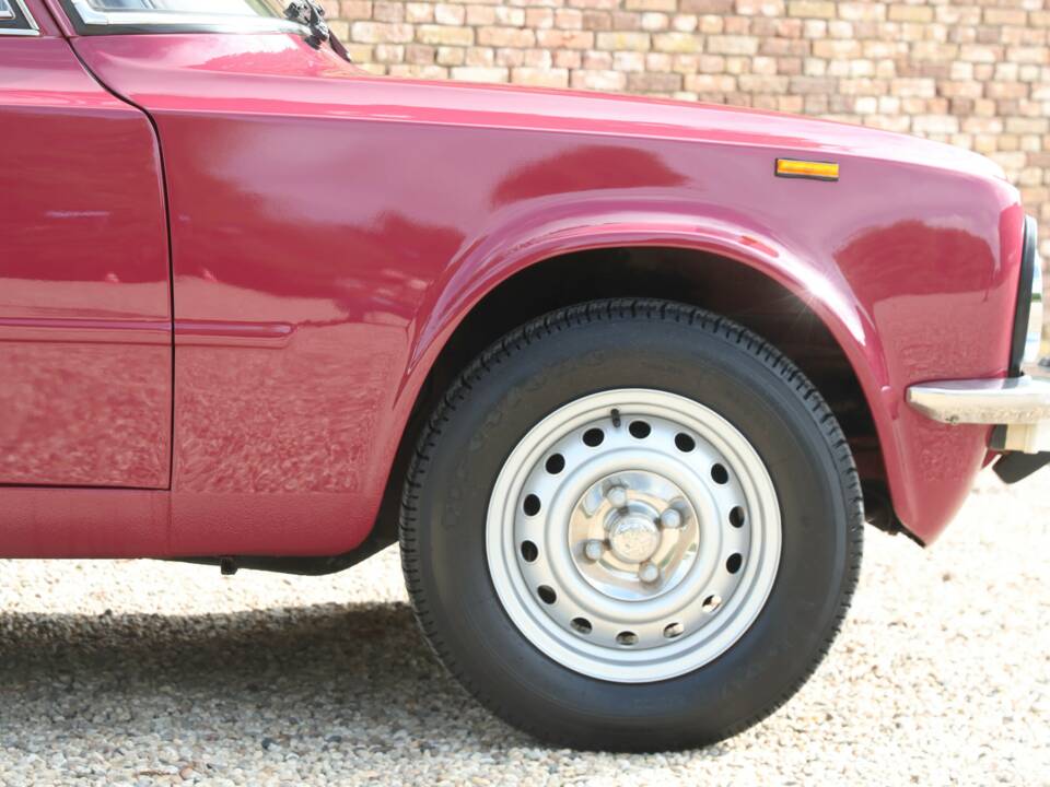 Image 50/50 de Alfa Romeo Giulia Nuova Super 1300 (1975)