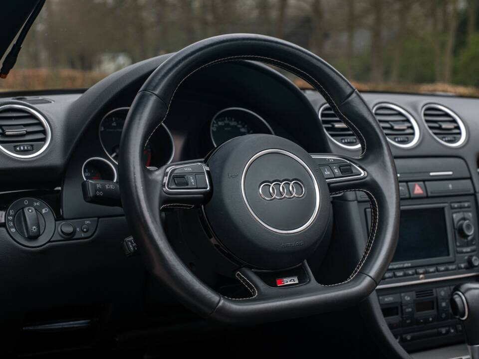 Image 21/39 of Audi S4 (2006)