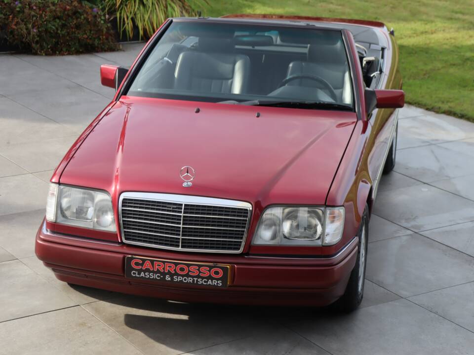 Image 6/50 of Mercedes-Benz E 220 (1994)
