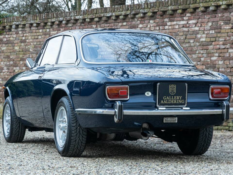 Image 2/50 of Alfa Romeo Giulia GT 1300 Junior (1971)