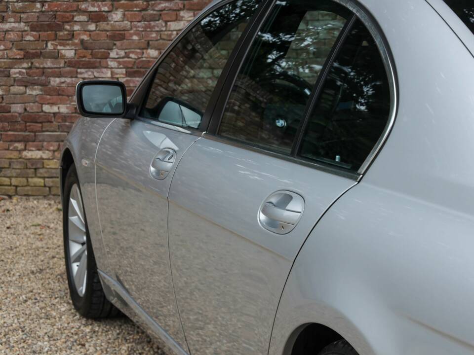 Immagine 41/50 di BMW 750i (2007)
