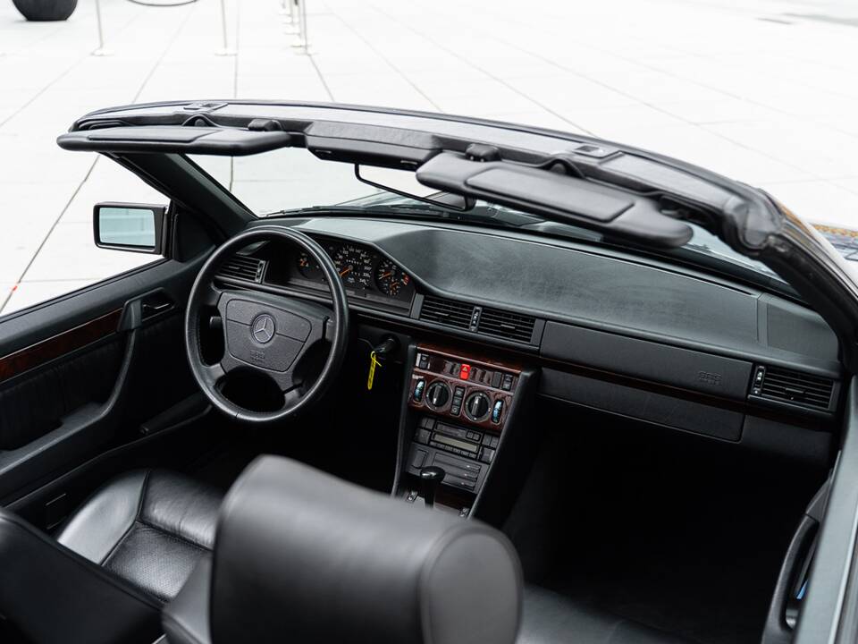 Image 20/45 of Mercedes-Benz E 220 (1995)