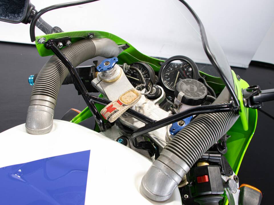 Image 29/50 of Kawasaki ZX-R 400 (1990)