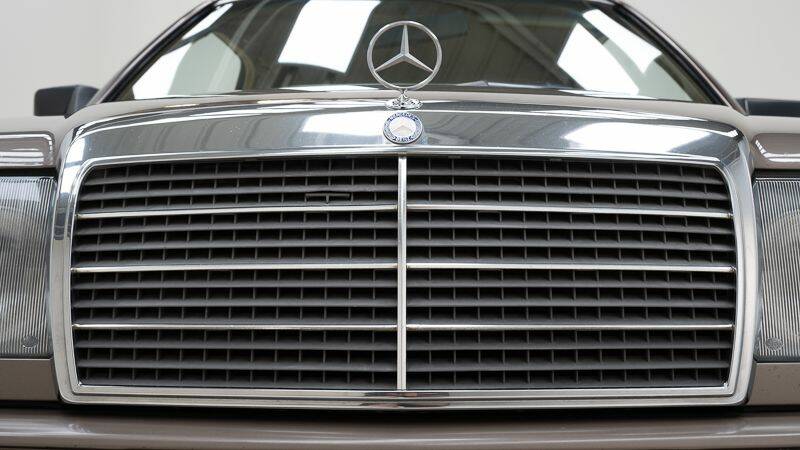 Bild 14/15 von Mercedes-Benz 230 CE (1988)