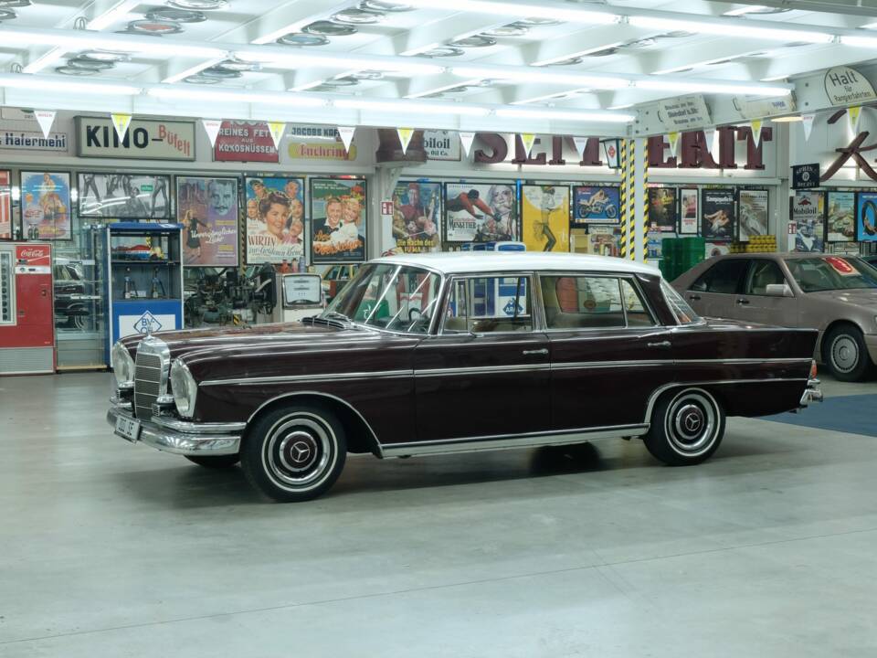 Image 3/50 of Mercedes-Benz 300 SE lang (1965)