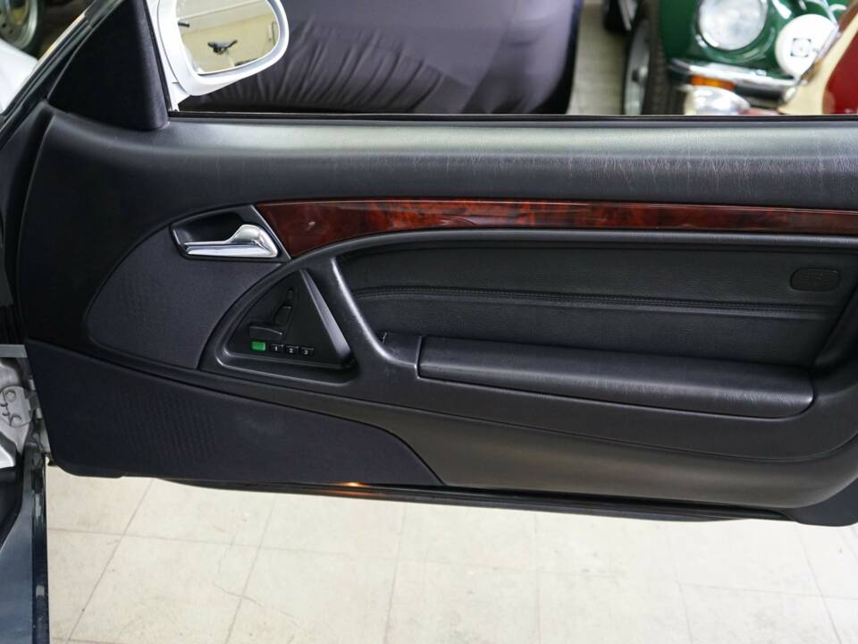 Image 20/33 of Mercedes-Benz SL 500 (2001)