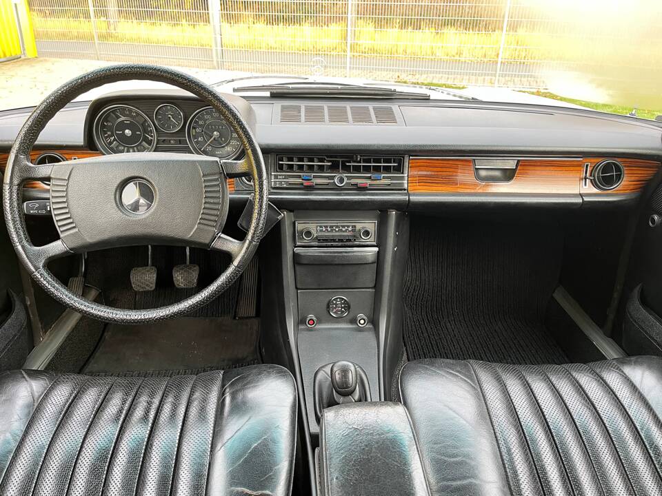 Image 19/26 de Mercedes-Benz 200 (1974)