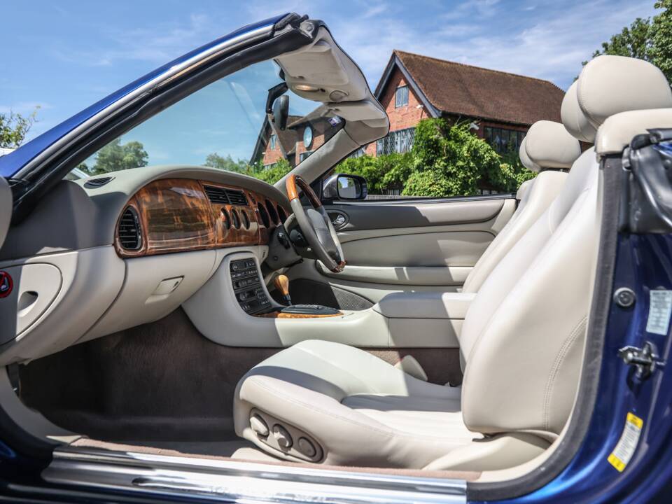 Image 26/36 of Jaguar XK8 4.0 (2001)
