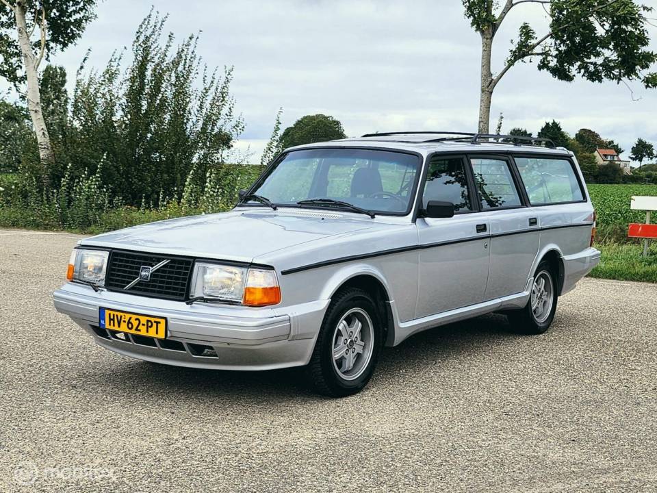 Image 6/31 of Volvo 240 Turbo (1982)
