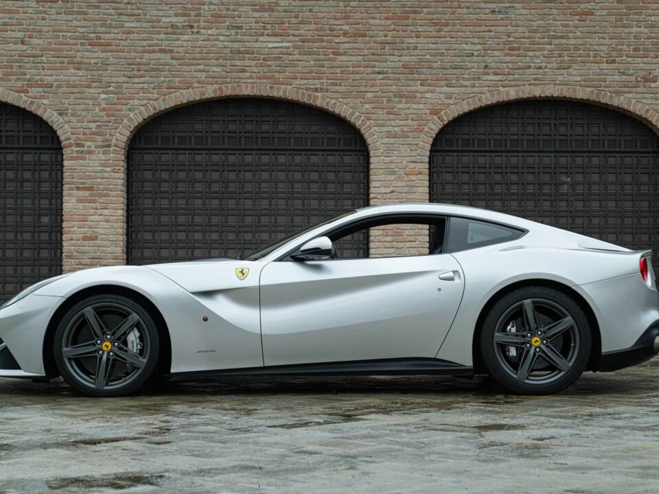 Image 12/50 of Ferrari F12berlinetta (2013)