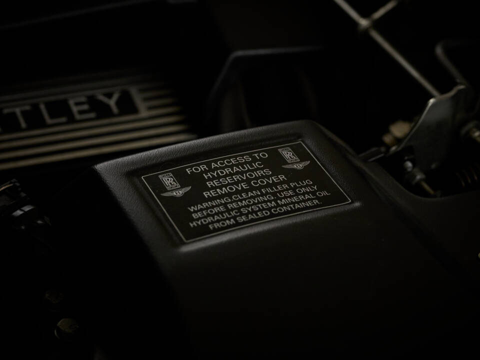 Image 64/77 of Bentley Azure (2001)
