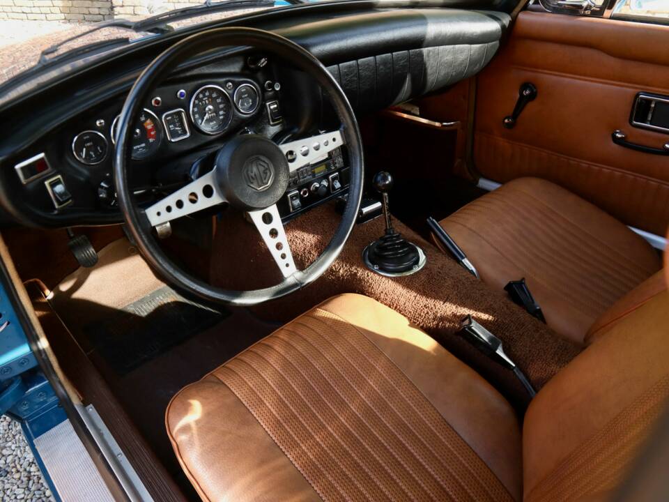 Immagine 15/50 di MG MGB GT (1971)
