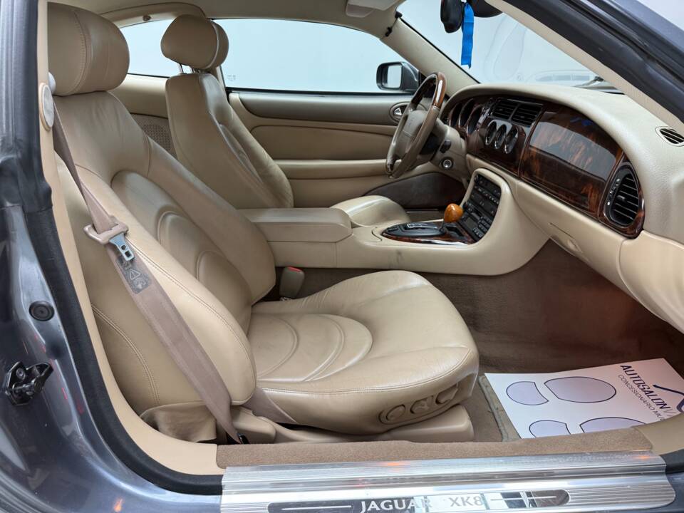 Immagine 10/21 di Jaguar XK8 4.2 (2004)