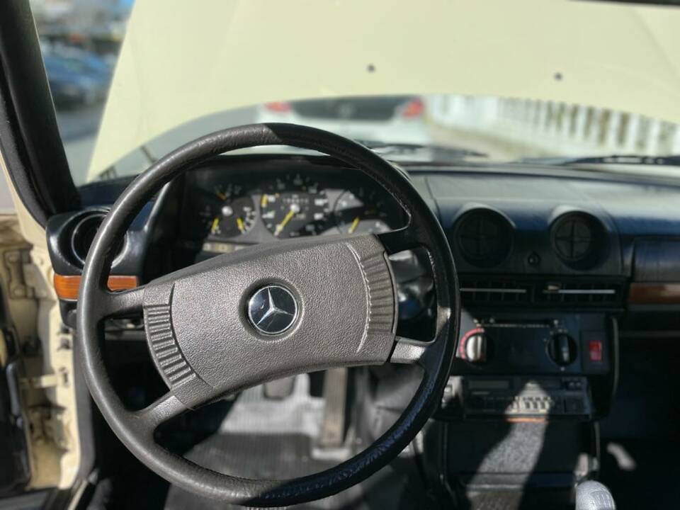 Bild 28/73 von Mercedes-Benz 300 D (1977)