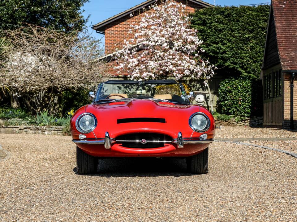 Image 6/27 of Jaguar E-Type (1968)