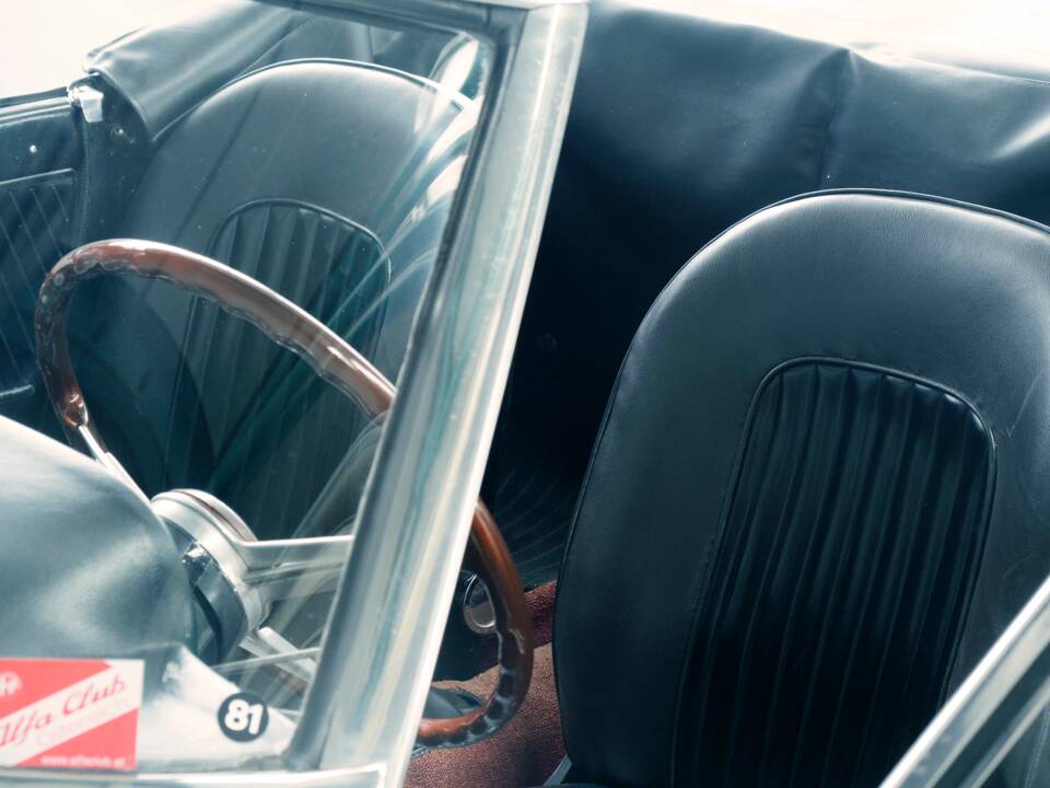 Image 36/50 of Alfa Romeo 1600 Spider Duetto (1966)
