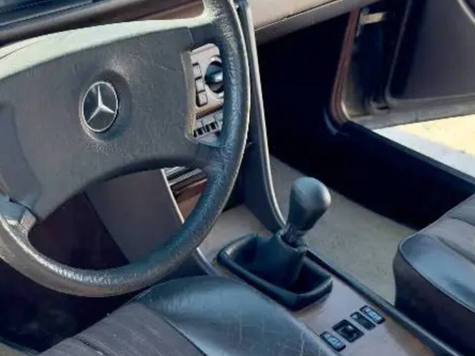 Image 14/23 of Mercedes-Benz 300 TD (1987)