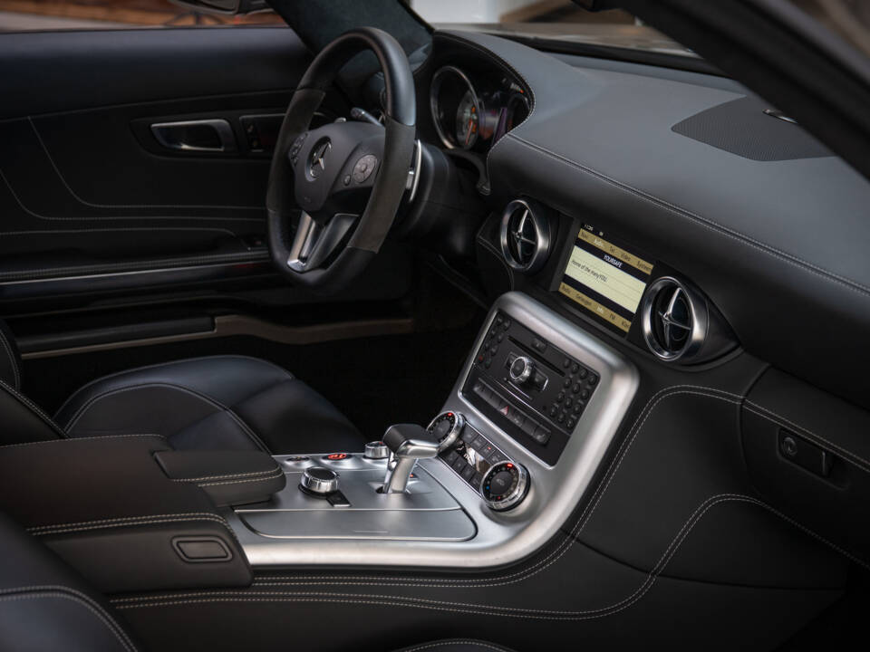 Image 13/33 of Mercedes-Benz SLS AMG (2010)