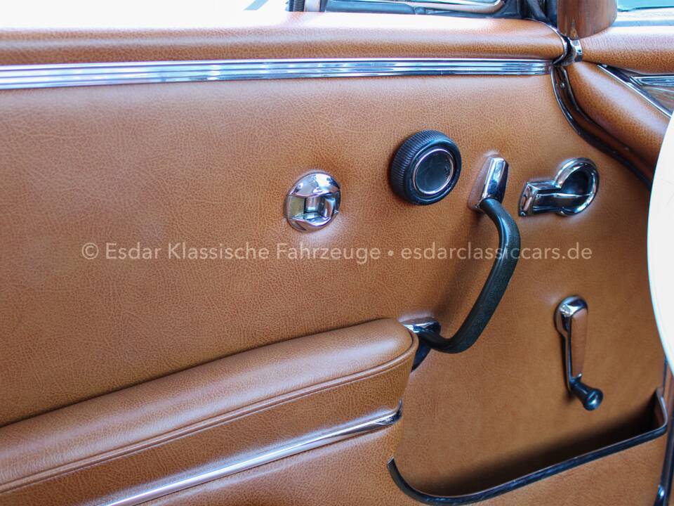 Image 29/32 of Mercedes-Benz 250 SE (1967)