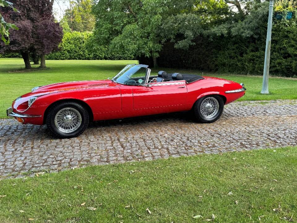Image 12/39 of Jaguar E-Type V12 (1974)