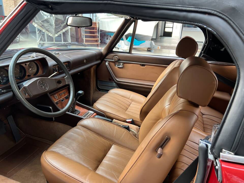 Image 15/28 of Peugeot 504 Convertible (1981)